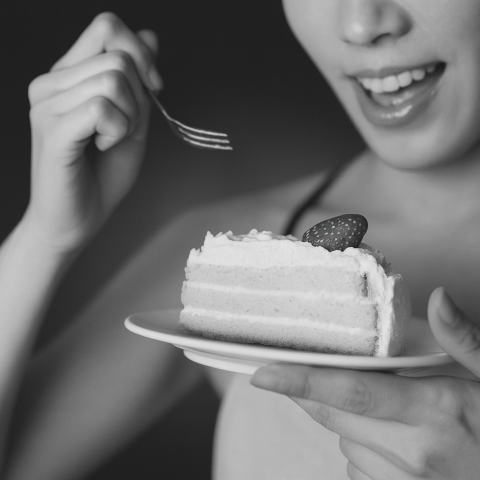 ケーキを食べている様子